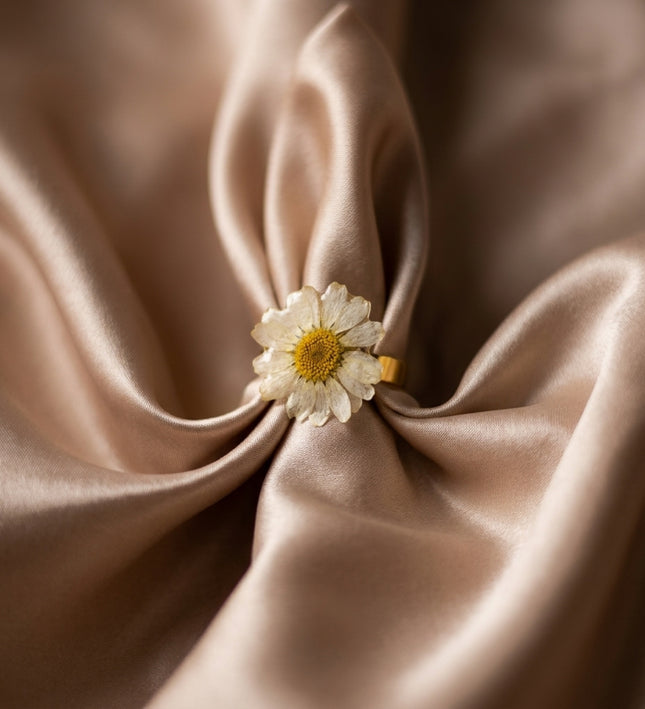 Ring with real manousaki flower