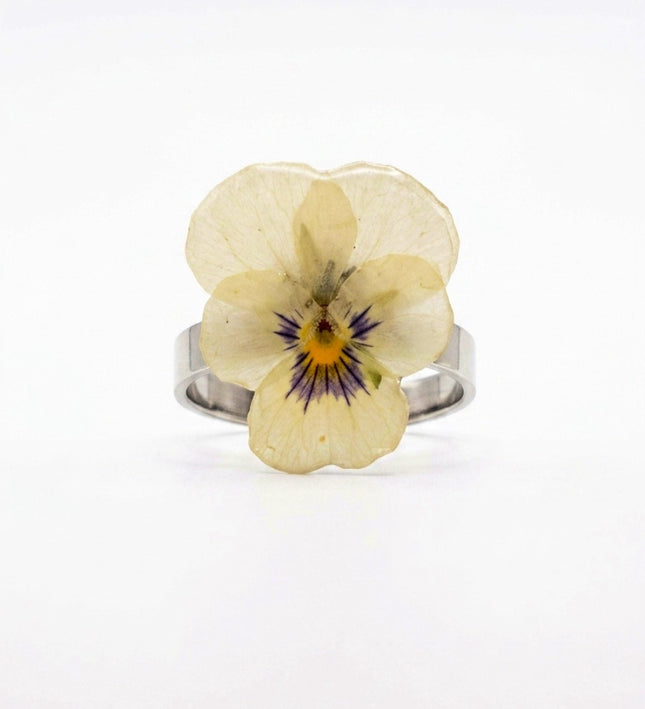 Real flower ring – purple chrysanthemum