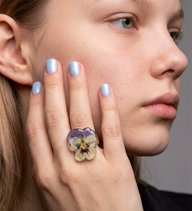 Real flower ring – purple chrysanthemum